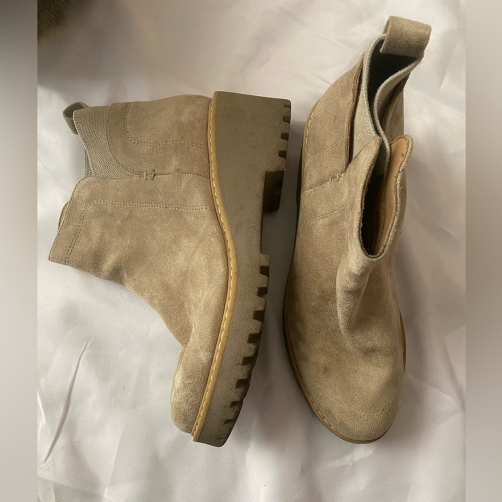 DV Dolce Vita Rielle Beige Suede Boots Size 9
